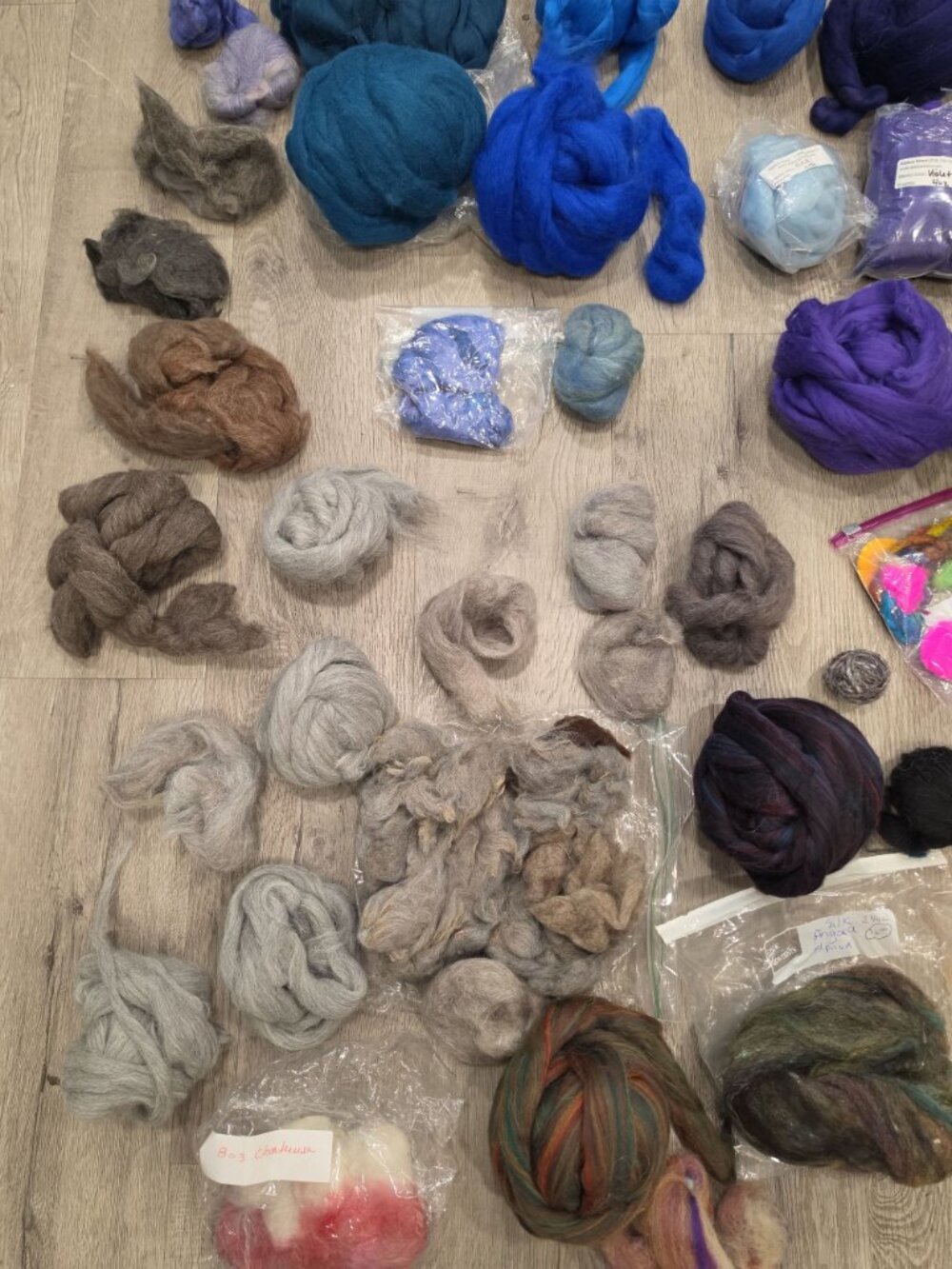 Assorted lot of wool, angora, silk felting fibers and yard raw and rolled colors - Picture 13 of 17
